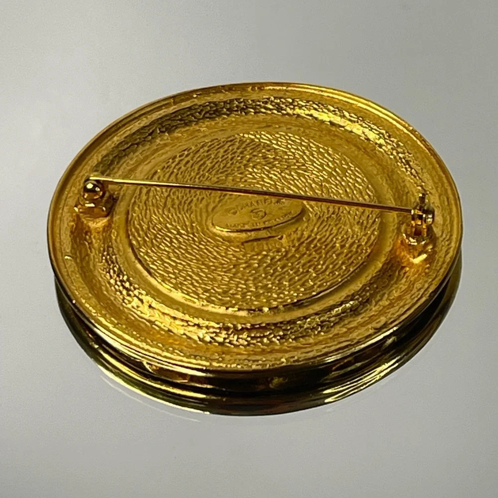 CHANEL 31 RUE CAMBON Gold Tone Round Brooch - Picture 4 of 8
